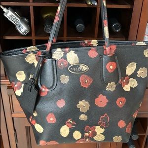 Gorgeous floral print Coach shoulder bag